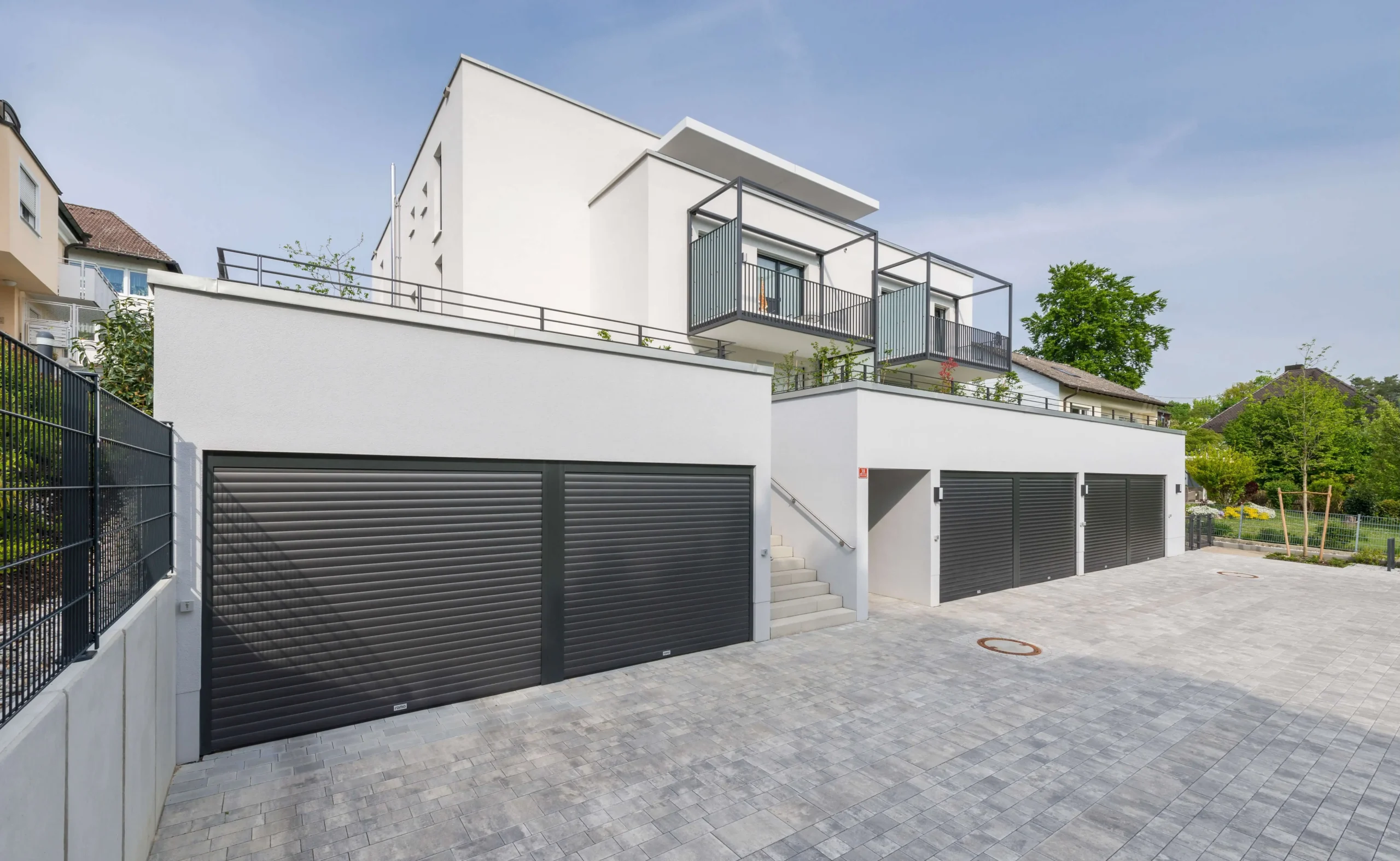 Moderne Sektionaltore für Doppelgarage an hochwertigem Wohnhaus.
